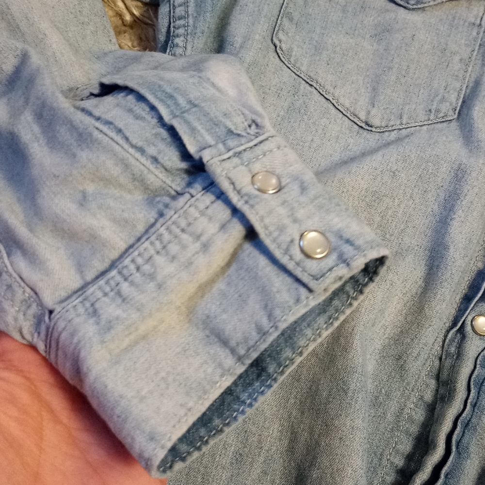 💙SOLD💙H&M light wash denim button up - Picture 3 of 9